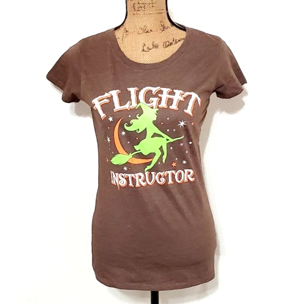 'Flight Instructor' lady witch on a broom graphic tee sz. Small Halloween Autumn